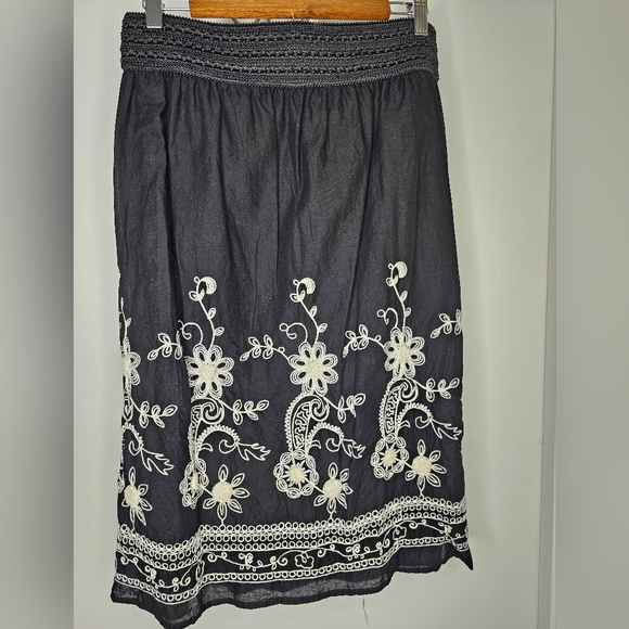 Studio West Dresses & Skirts - STUDIO WEST Embroidered Boho Puckered Skirt Black Cream Cottagecore sz Medium